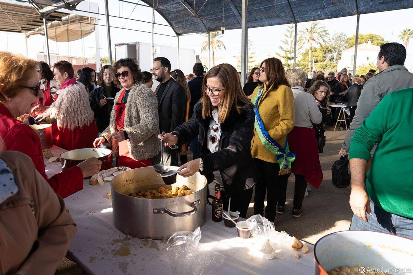 La alcaldesa de Cartagena, Ana Belén Castejón, se sirve una ración de pelotas en Pozo Estrecho.