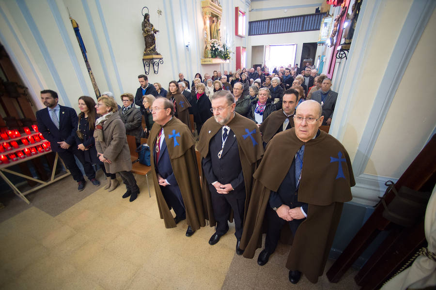 La ermita de San Antón acogió a un centenar de murcianos que llevaron a sus mascotas para que fueran regadas con agua bendita por el padre Jorge Rodríguez