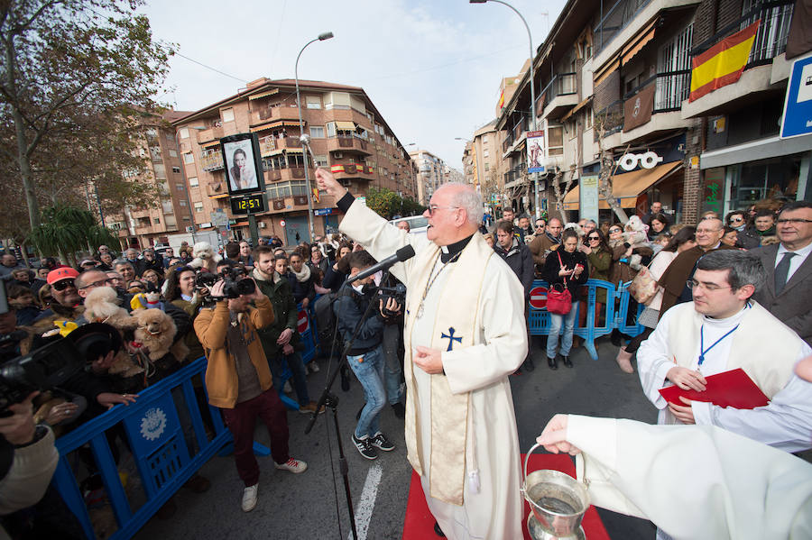 La ermita de San Antón acogió a un centenar de murcianos que llevaron a sus mascotas para que fueran regadas con agua bendita por el padre Jorge Rodríguez