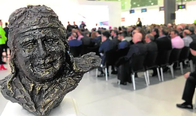 Laura de la Cierva puso el busto de su bisabuelo en el acto de inauguración del aeropuerto. 