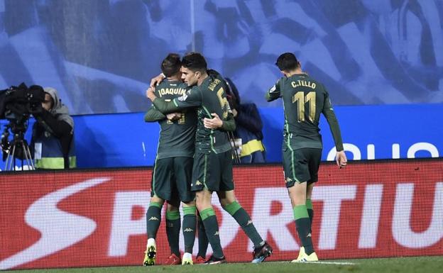 Los jugadores del Betis celebra su segundo gol en Anoeta. 