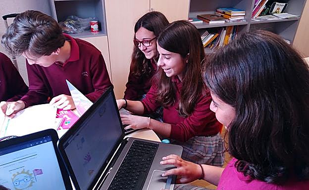 Un grupo se reúne en una edición pasada. 