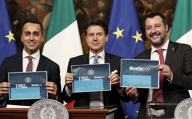 El primer ministro italiano, Giuseppe Conte (c), el viceprimer ministro y ministro de Trabajo e Industria, Luigi Di Maio (i), y el viceprimer ministro y ministro de Interior italiano, Matteo Salvini. 