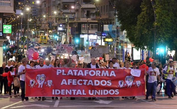 Protesta de los afectados por el fraude de iDental, el pasado mes de octubre, en la Gran Vía de Murcia.