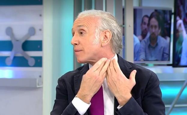 Eduardo Inda muestra las marcas de la agresión en el cuello.