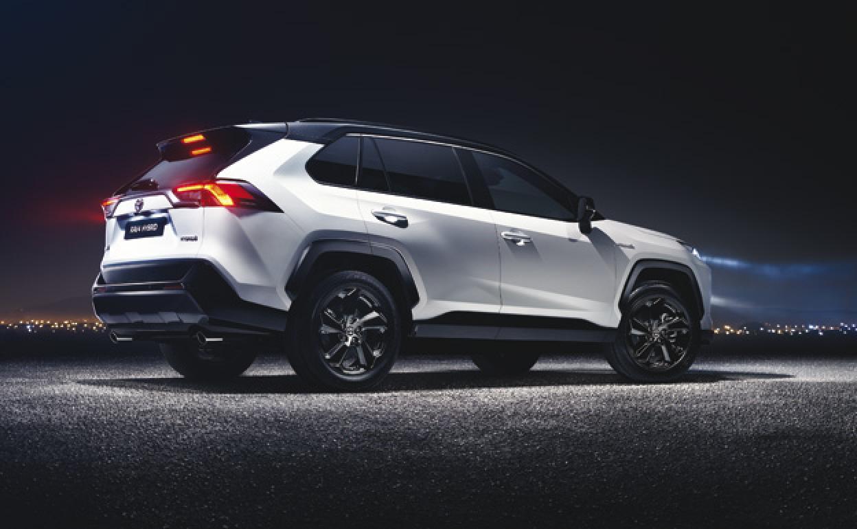 El inconfundible exterior del RAV4 y su refinado interior se combinan con tecnologías equipadas de serie.