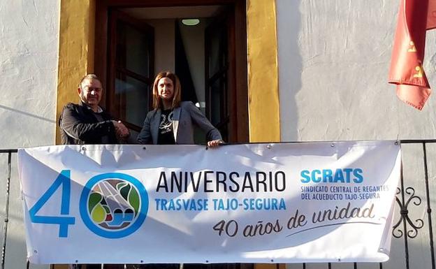 La Alcaldesa de Archena, Patricia Fernández, y el Presidente del Sindicato de Regantes Tajo-Segura, Lucas Jiménez, con la pancarta del 40 aniversario del Trasvase.