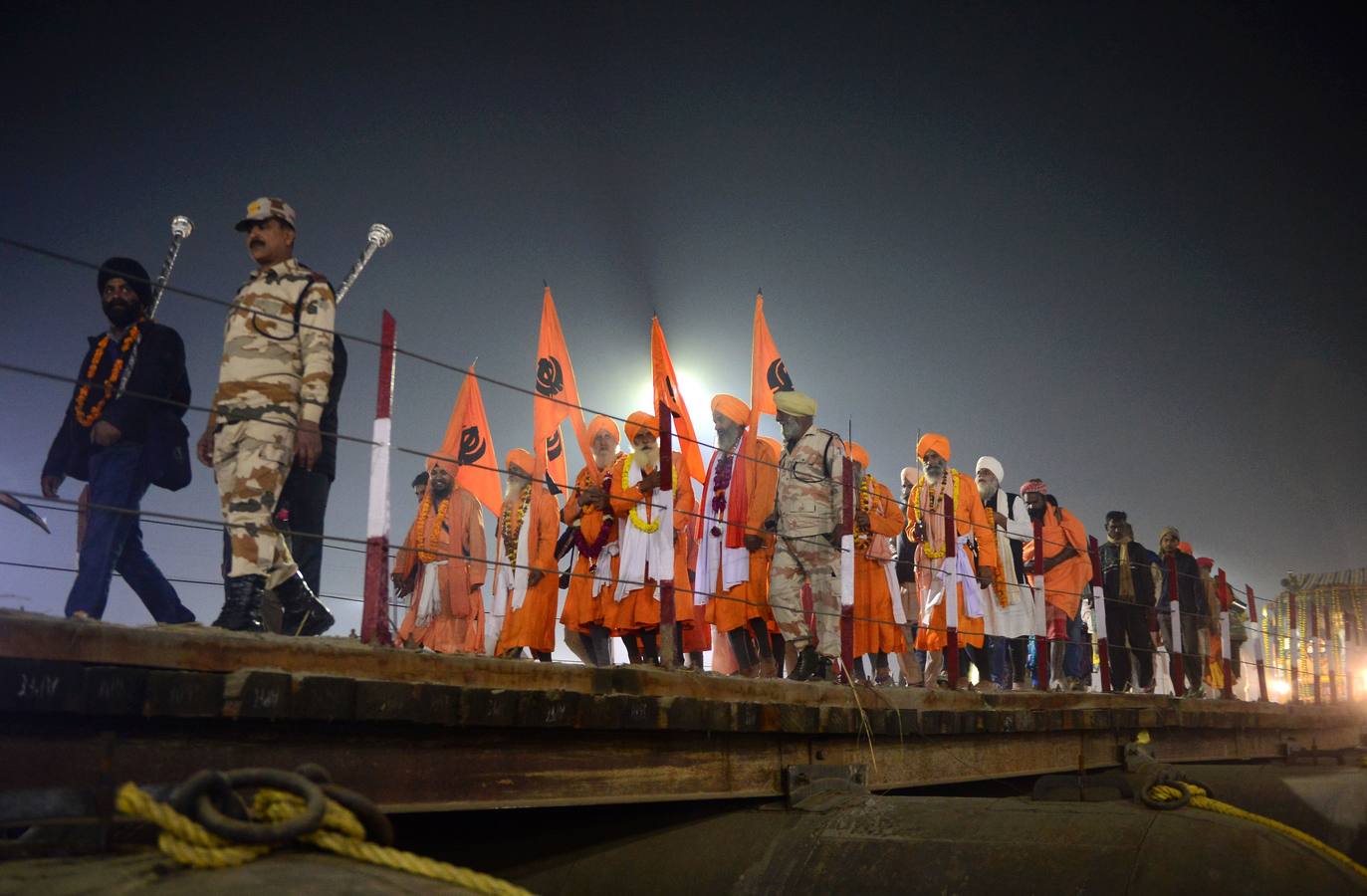 Sadhus (santos desnudos) se bañan en las aguas del río Yamuna, donde confluyen tres de los ríos más sagrados en la mitología hindú: Ganges, Yamuna y Saraswati, durante la celebración del festival Kumbh Mela, en Allahabad, Uttar Pradesh (la India).