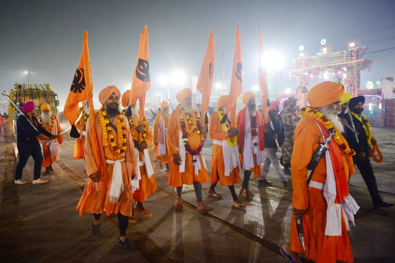 Sadhus (santos desnudos) se bañan en las aguas del río Yamuna, donde confluyen tres de los ríos más sagrados en la mitología hindú: Ganges, Yamuna y Saraswati, durante la celebración del festival Kumbh Mela, en Allahabad, Uttar Pradesh (la India).