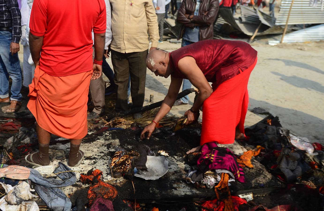 Sadhus (santos desnudos) se bañan en las aguas del río Yamuna, donde confluyen tres de los ríos más sagrados en la mitología hindú: Ganges, Yamuna y Saraswati, durante la celebración del festival Kumbh Mela, en Allahabad, Uttar Pradesh (la India).