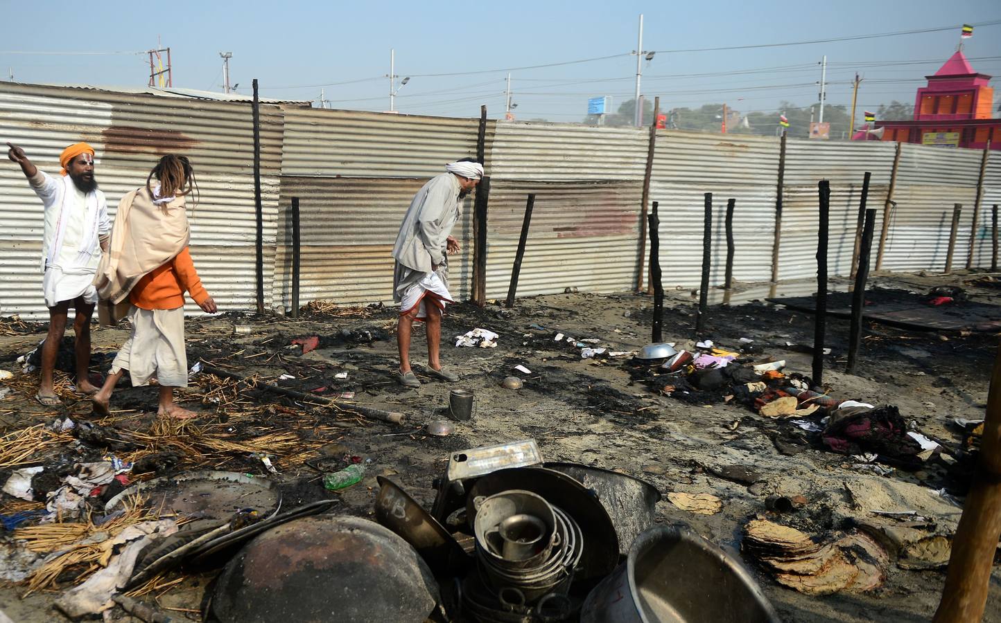 Sadhus (santos desnudos) se bañan en las aguas del río Yamuna, donde confluyen tres de los ríos más sagrados en la mitología hindú: Ganges, Yamuna y Saraswati, durante la celebración del festival Kumbh Mela, en Allahabad, Uttar Pradesh (la India).