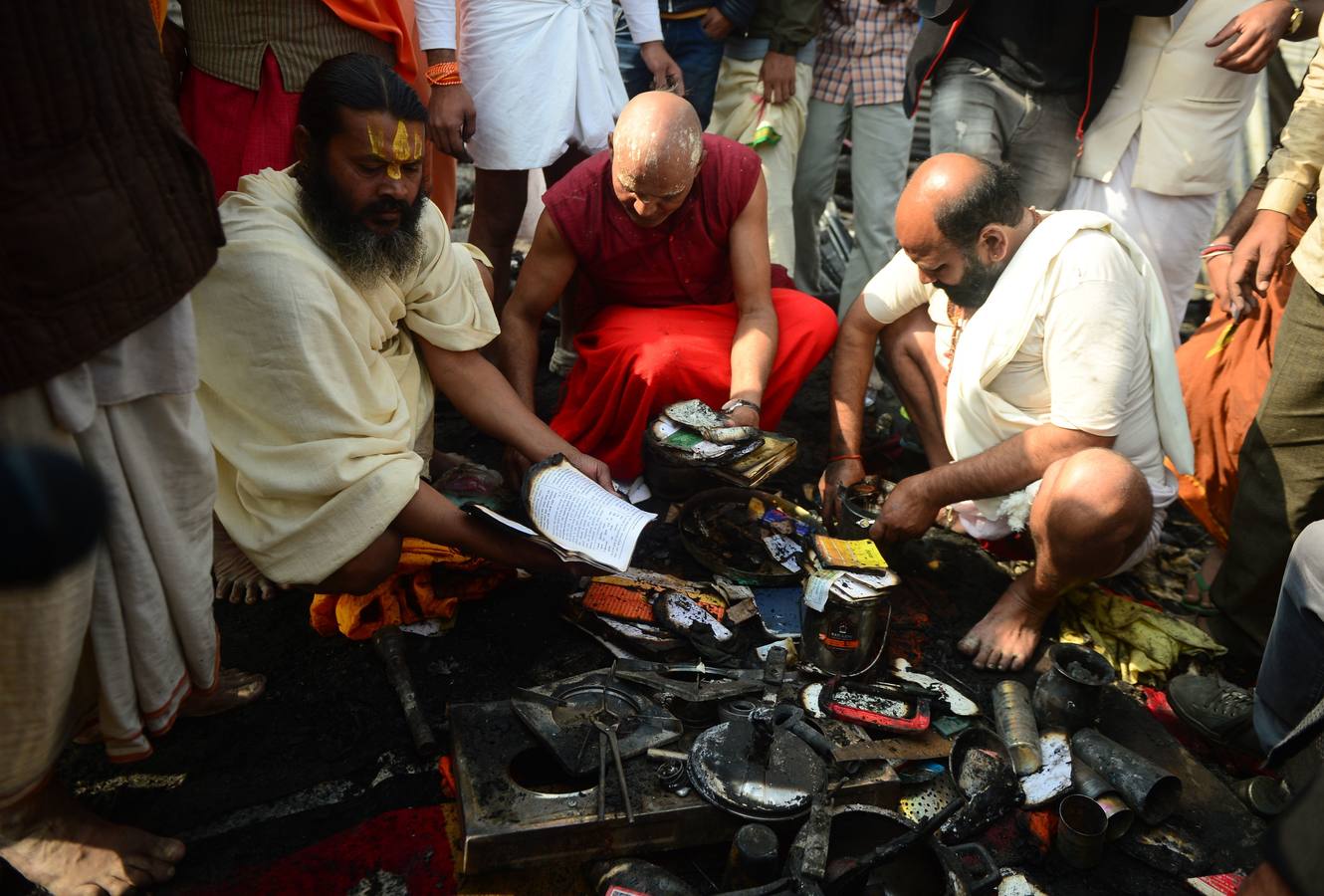Sadhus (santos desnudos) se bañan en las aguas del río Yamuna, donde confluyen tres de los ríos más sagrados en la mitología hindú: Ganges, Yamuna y Saraswati, durante la celebración del festival Kumbh Mela, en Allahabad, Uttar Pradesh (la India).