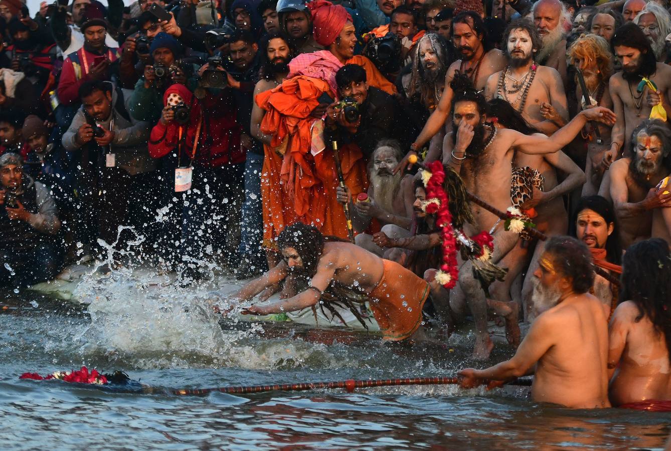 Sadhus (santos desnudos) se bañan en las aguas del río Yamuna, donde confluyen tres de los ríos más sagrados en la mitología hindú: Ganges, Yamuna y Saraswati, durante la celebración del festival Kumbh Mela, en Allahabad, Uttar Pradesh (la India).