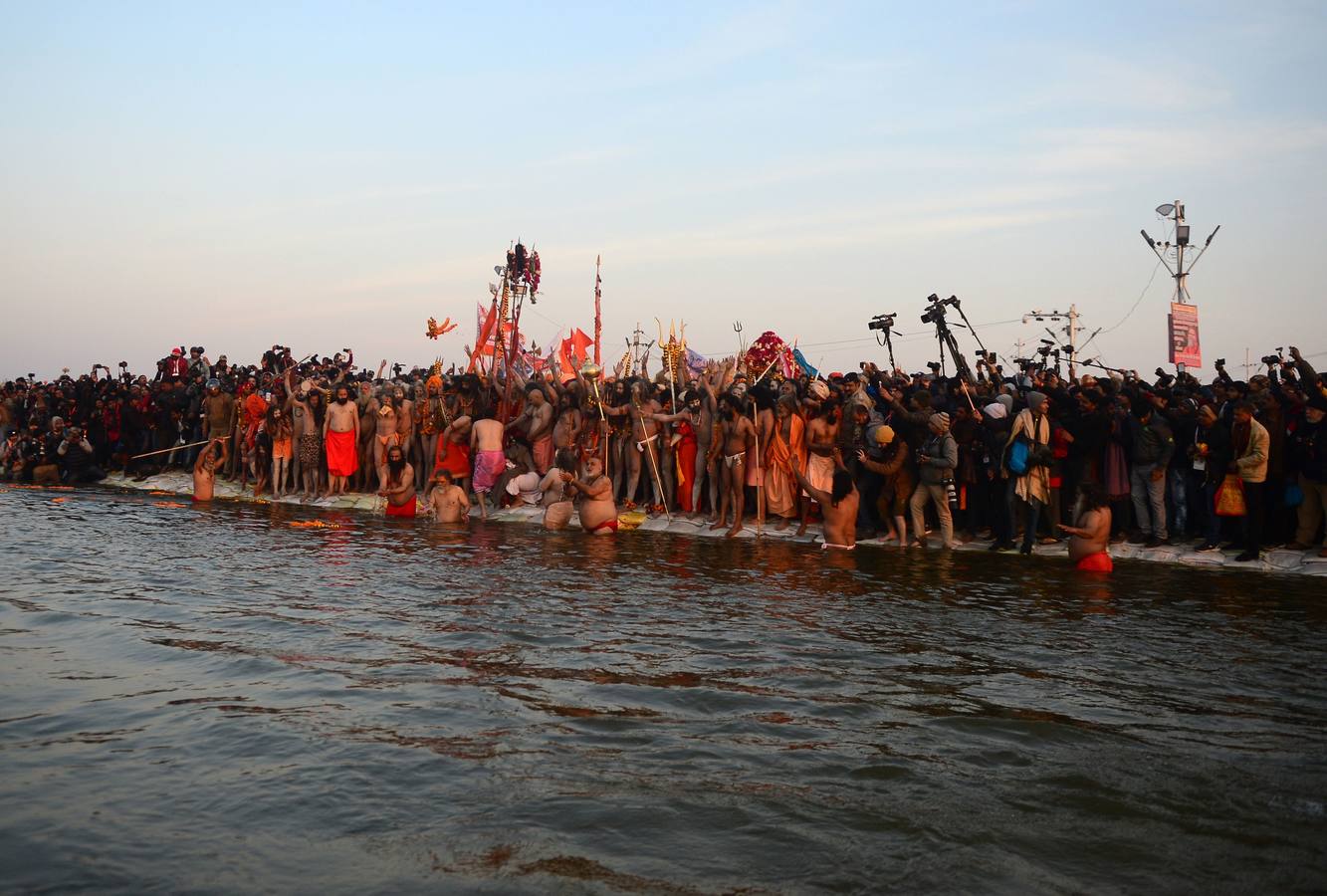 Sadhus (santos desnudos) se bañan en las aguas del río Yamuna, donde confluyen tres de los ríos más sagrados en la mitología hindú: Ganges, Yamuna y Saraswati, durante la celebración del festival Kumbh Mela, en Allahabad, Uttar Pradesh (la India).