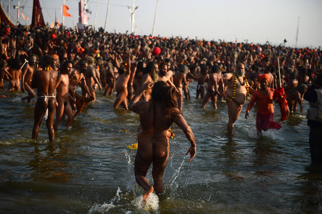 Sadhus (santos desnudos) se bañan en las aguas del río Yamuna, donde confluyen tres de los ríos más sagrados en la mitología hindú: Ganges, Yamuna y Saraswati, durante la celebración del festival Kumbh Mela, en Allahabad, Uttar Pradesh (la India).