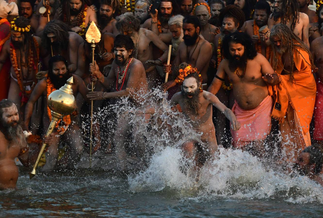Sadhus (santos desnudos) se bañan en las aguas del río Yamuna, donde confluyen tres de los ríos más sagrados en la mitología hindú: Ganges, Yamuna y Saraswati, durante la celebración del festival Kumbh Mela, en Allahabad, Uttar Pradesh (la India).