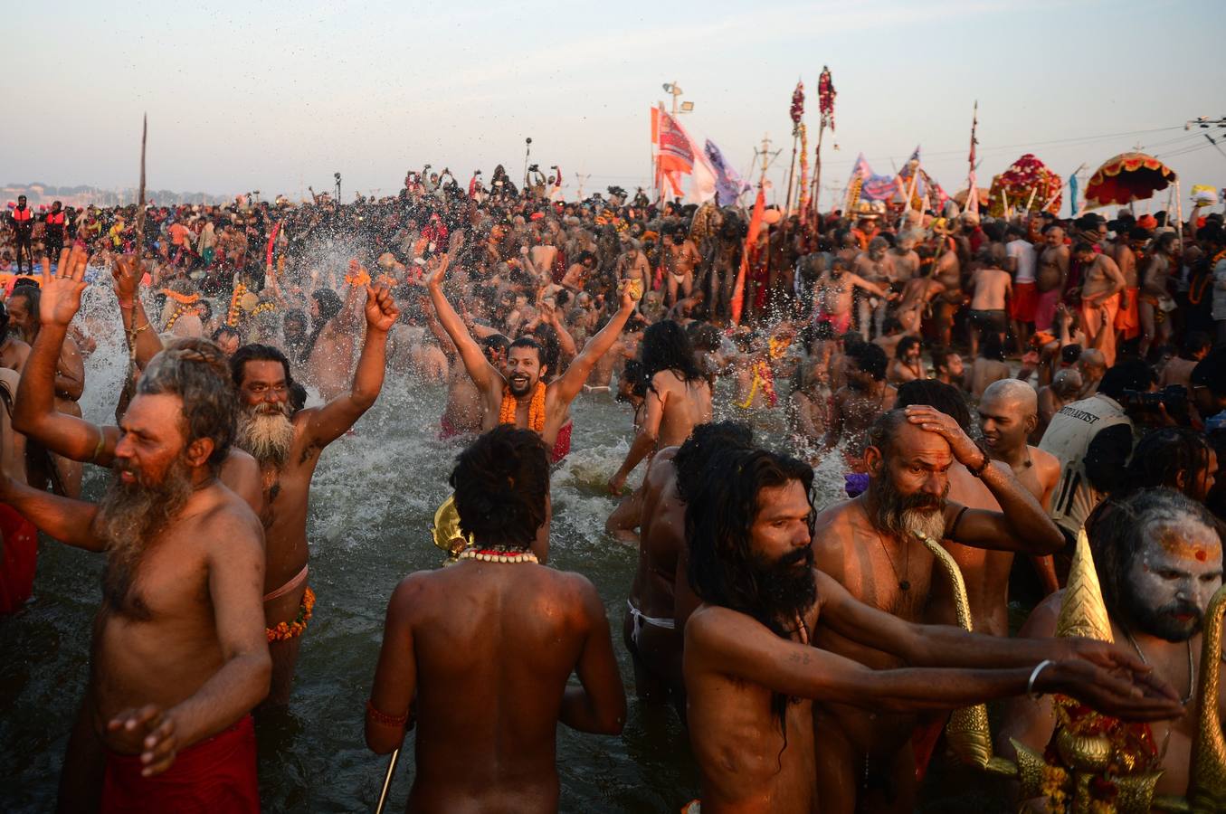 Sadhus (santos desnudos) se bañan en las aguas del río Yamuna, donde confluyen tres de los ríos más sagrados en la mitología hindú: Ganges, Yamuna y Saraswati, durante la celebración del festival Kumbh Mela, en Allahabad, Uttar Pradesh (la India).