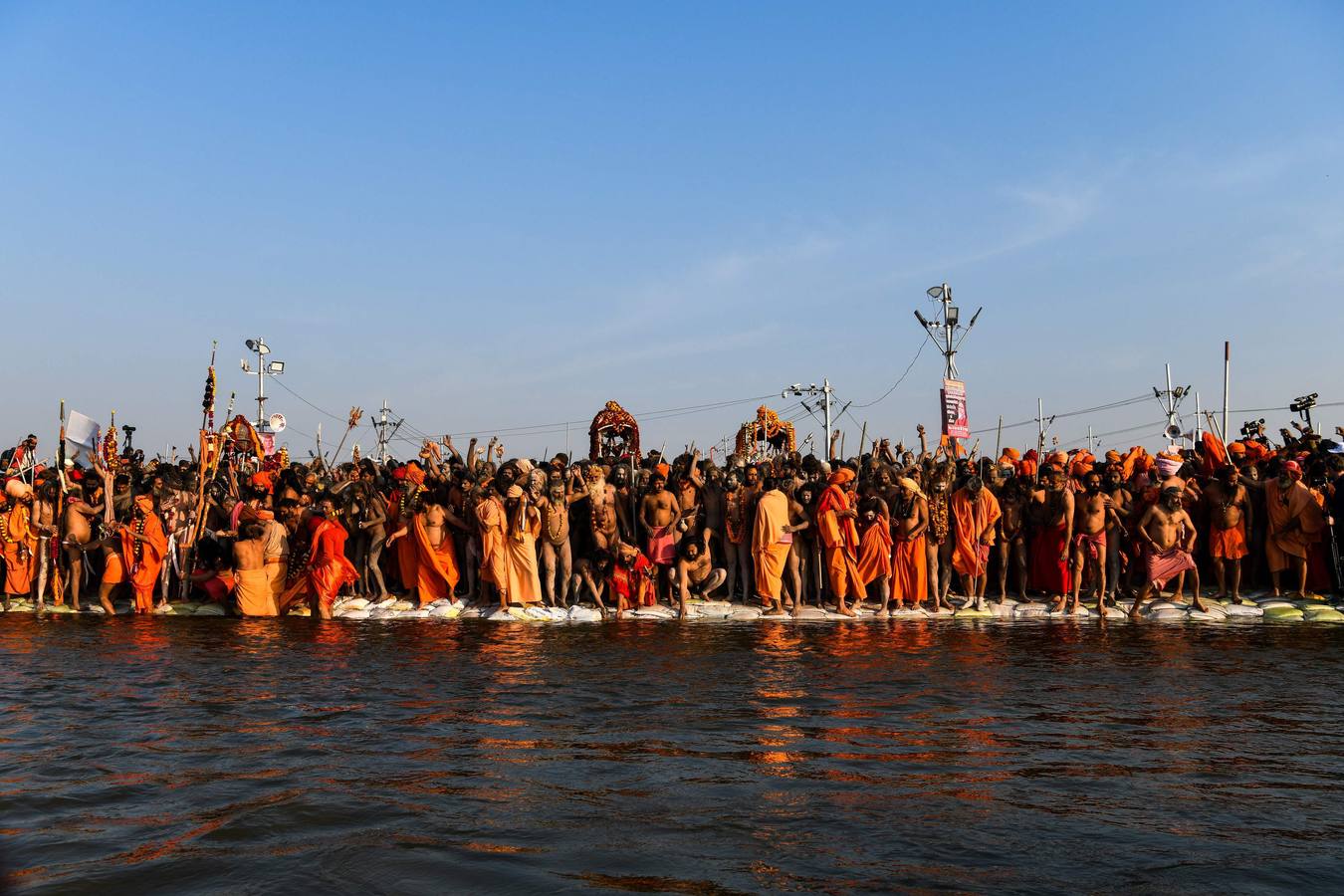 Sadhus (santos desnudos) se bañan en las aguas del río Yamuna, donde confluyen tres de los ríos más sagrados en la mitología hindú: Ganges, Yamuna y Saraswati, durante la celebración del festival Kumbh Mela, en Allahabad, Uttar Pradesh (la India).