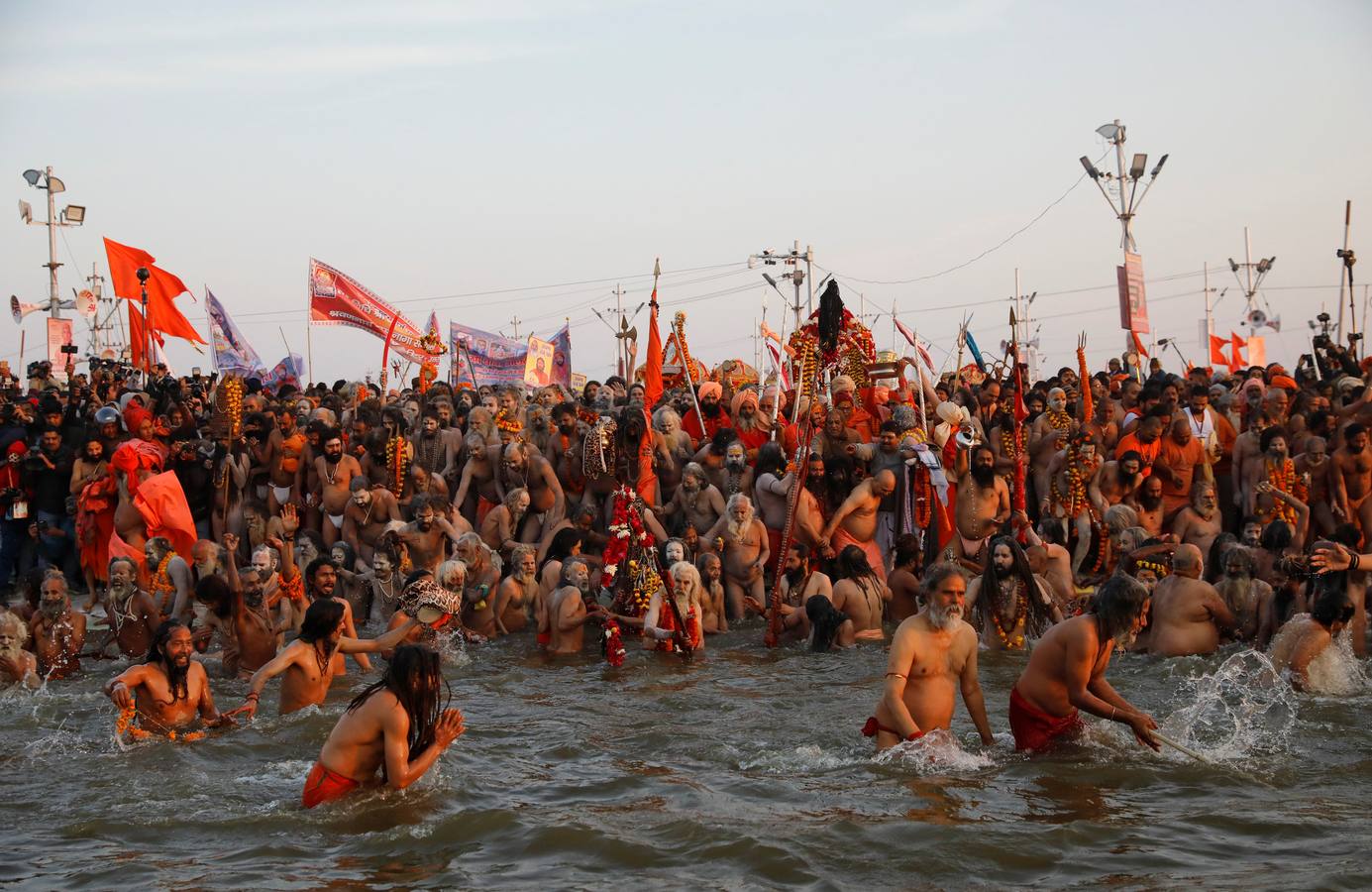 Sadhus (santos desnudos) se bañan en las aguas del río Yamuna, donde confluyen tres de los ríos más sagrados en la mitología hindú: Ganges, Yamuna y Saraswati, durante la celebración del festival Kumbh Mela, en Allahabad, Uttar Pradesh (la India).