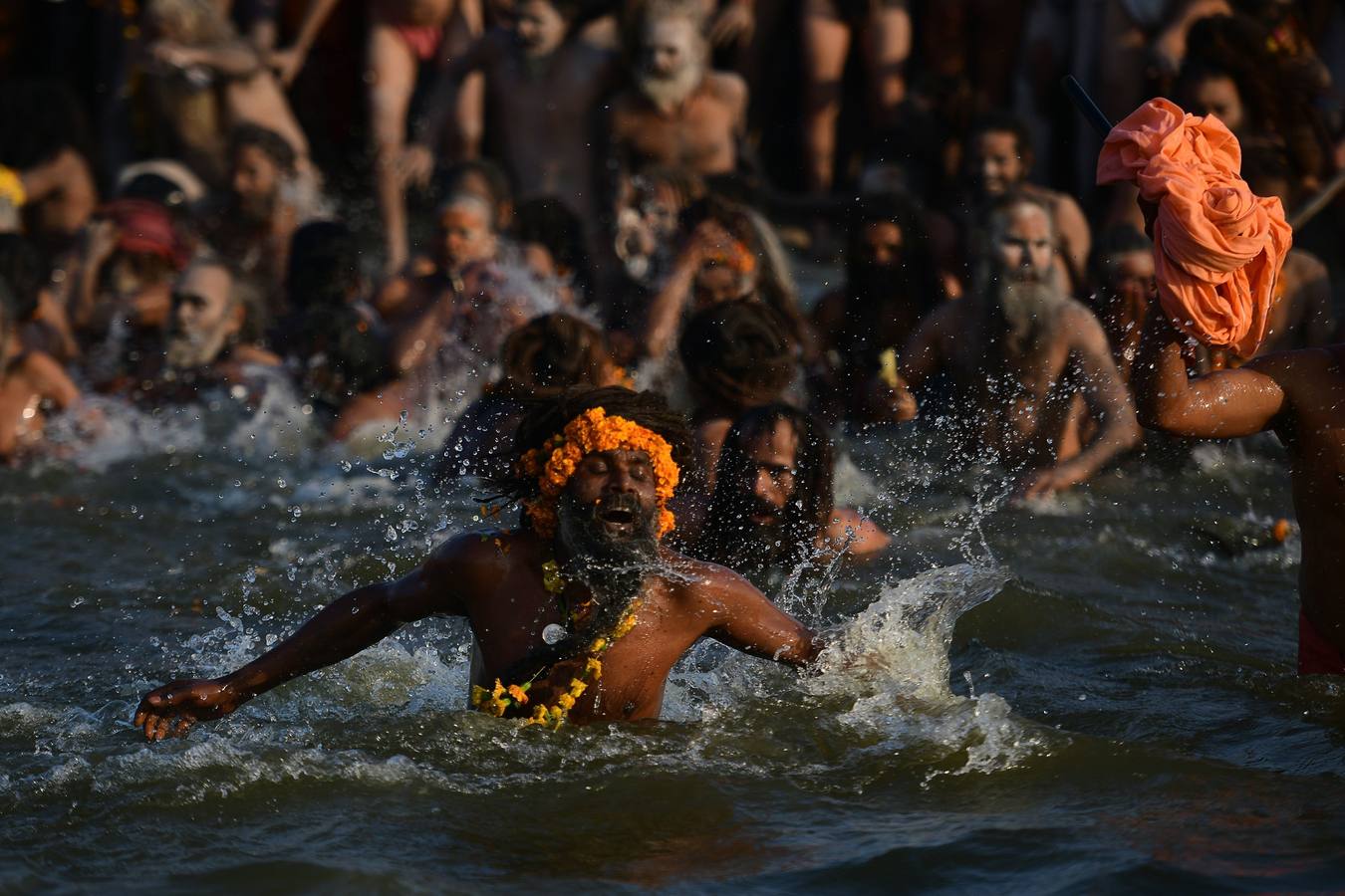 Sadhus (santos desnudos) se bañan en las aguas del río Yamuna, donde confluyen tres de los ríos más sagrados en la mitología hindú: Ganges, Yamuna y Saraswati, durante la celebración del festival Kumbh Mela, en Allahabad, Uttar Pradesh (la India).