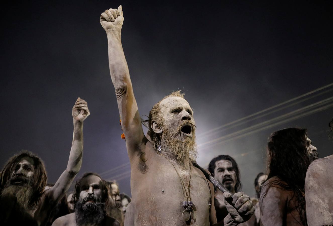 Sadhus (santos desnudos) se bañan en las aguas del río Yamuna, donde confluyen tres de los ríos más sagrados en la mitología hindú: Ganges, Yamuna y Saraswati, durante la celebración del festival Kumbh Mela, en Allahabad, Uttar Pradesh (la India).