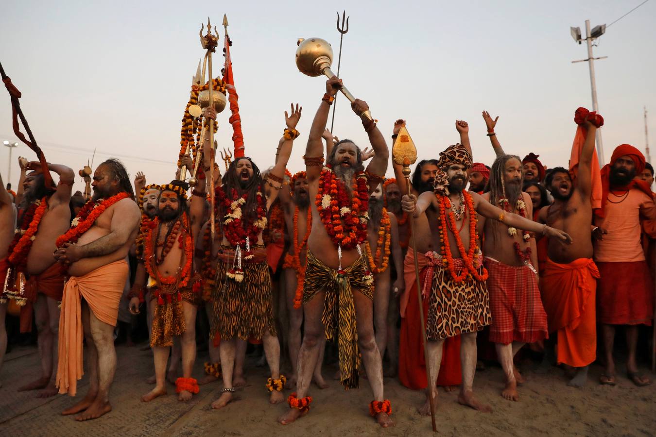 Sadhus (santos desnudos) se bañan en las aguas del río Yamuna, donde confluyen tres de los ríos más sagrados en la mitología hindú: Ganges, Yamuna y Saraswati, durante la celebración del festival Kumbh Mela, en Allahabad, Uttar Pradesh (la India).