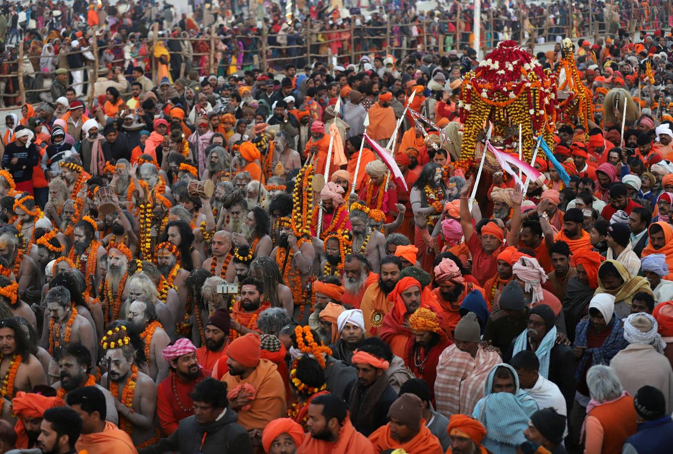 Sadhus (santos desnudos) se bañan en las aguas del río Yamuna, donde confluyen tres de los ríos más sagrados en la mitología hindú: Ganges, Yamuna y Saraswati, durante la celebración del festival Kumbh Mela, en Allahabad, Uttar Pradesh (la India).