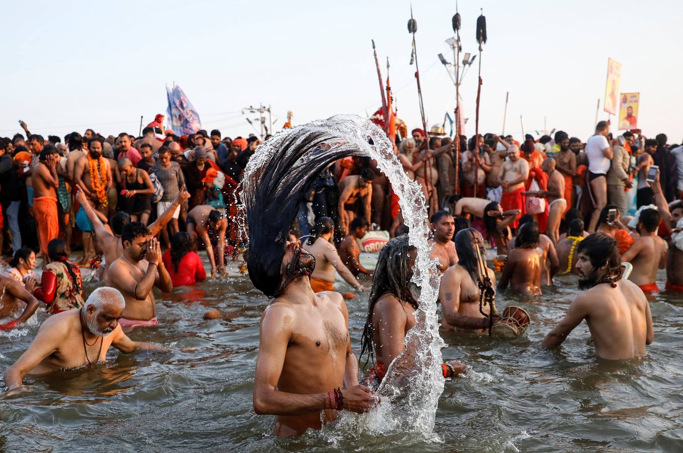 Sadhus (santos desnudos) se bañan en las aguas del río Yamuna, donde confluyen tres de los ríos más sagrados en la mitología hindú: Ganges, Yamuna y Saraswati, durante la celebración del festival Kumbh Mela, en Allahabad, Uttar Pradesh (la India).