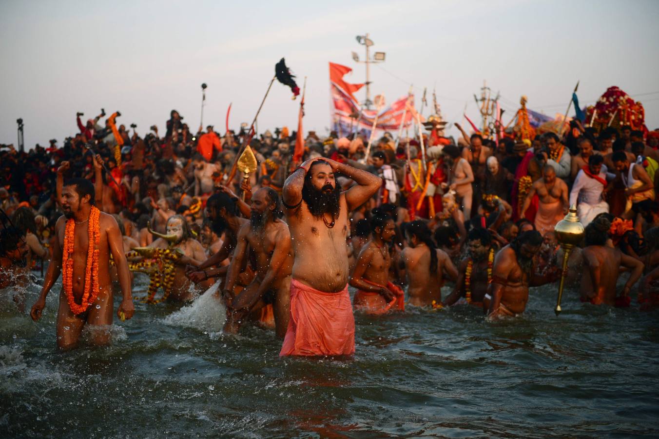 Sadhus (santos desnudos) se bañan en las aguas del río Yamuna, donde confluyen tres de los ríos más sagrados en la mitología hindú: Ganges, Yamuna y Saraswati, durante la celebración del festival Kumbh Mela, en Allahabad, Uttar Pradesh (la India).