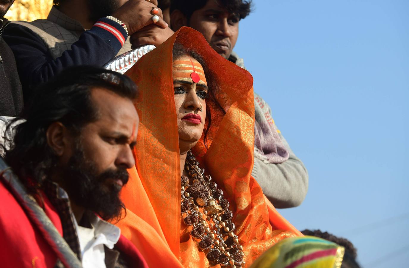 Sadhus (santos desnudos) se bañan en las aguas del río Yamuna, donde confluyen tres de los ríos más sagrados en la mitología hindú: Ganges, Yamuna y Saraswati, durante la celebración del festival Kumbh Mela, en Allahabad, Uttar Pradesh (la India).