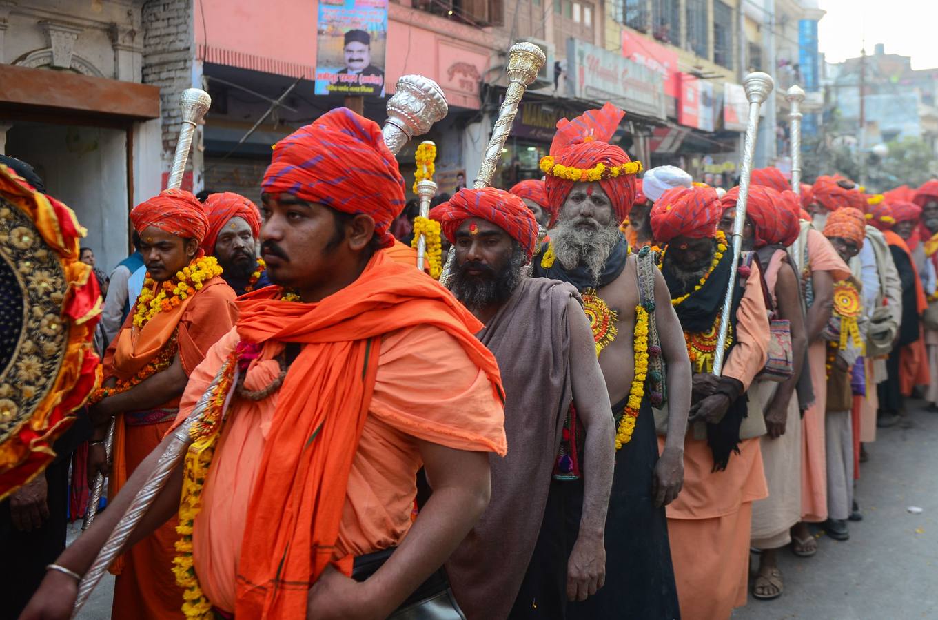 Sadhus (santos desnudos) se bañan en las aguas del río Yamuna, donde confluyen tres de los ríos más sagrados en la mitología hindú: Ganges, Yamuna y Saraswati, durante la celebración del festival Kumbh Mela, en Allahabad, Uttar Pradesh (la India).