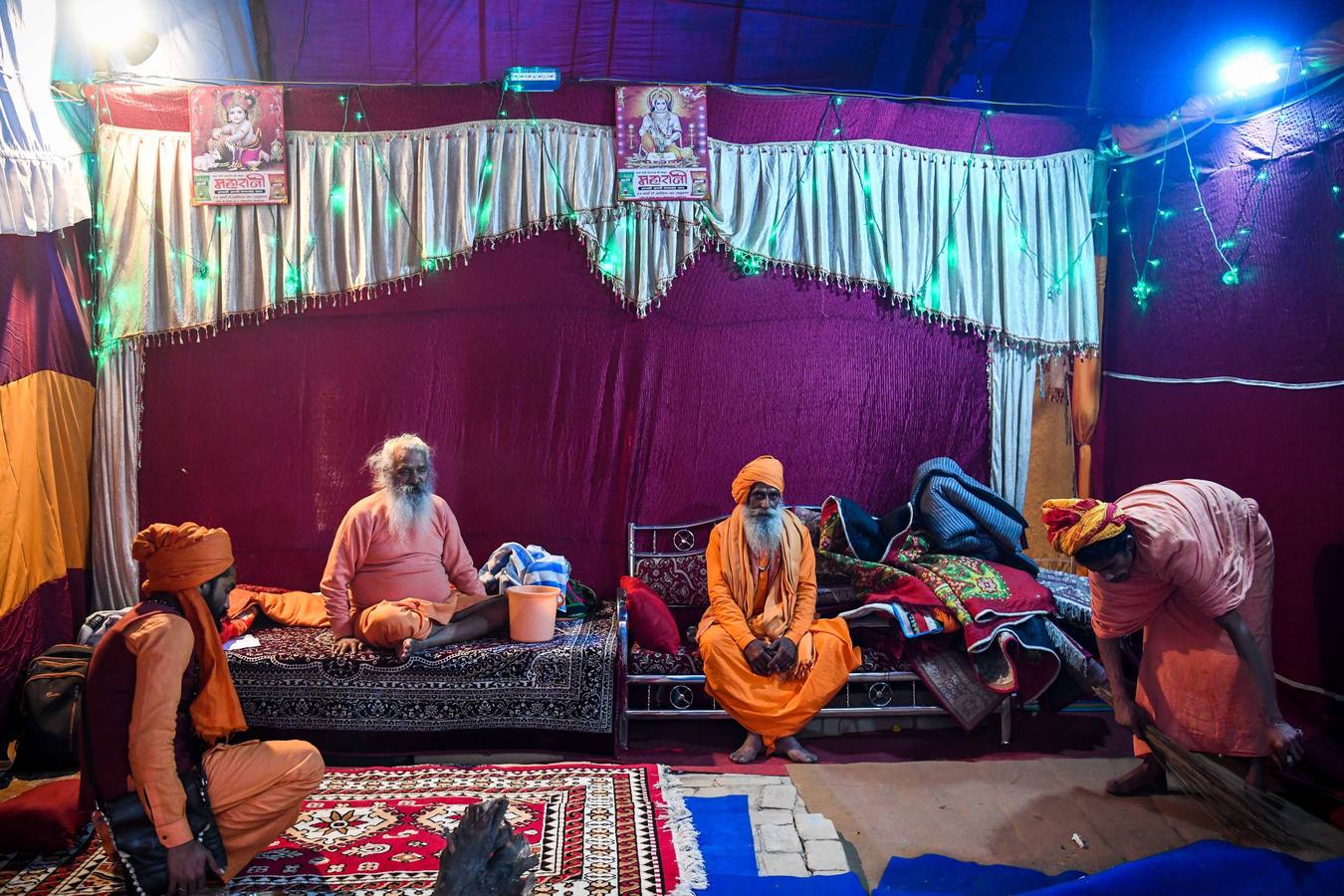 Sadhus (santos desnudos) se bañan en las aguas del río Yamuna, donde confluyen tres de los ríos más sagrados en la mitología hindú: Ganges, Yamuna y Saraswati, durante la celebración del festival Kumbh Mela, en Allahabad, Uttar Pradesh (la India).