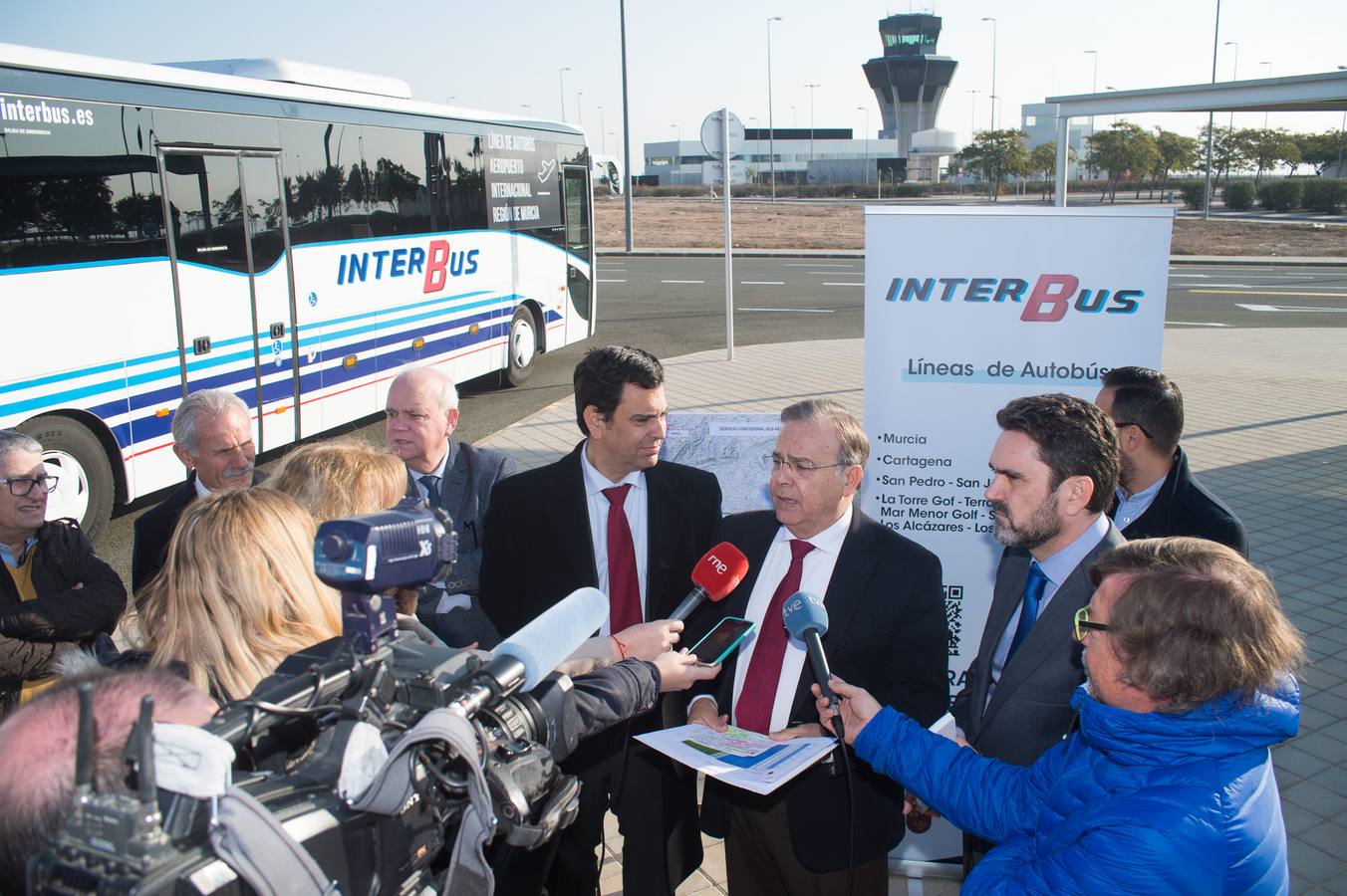 Patricio Valverde avanzó que «se está cerrando el cuadrante de los vuelos de verano, por lo que se reajustarán las líneas de autobús con los destinos propios de esta época del año, en la que se incrementa el número de visitantes a la Región».