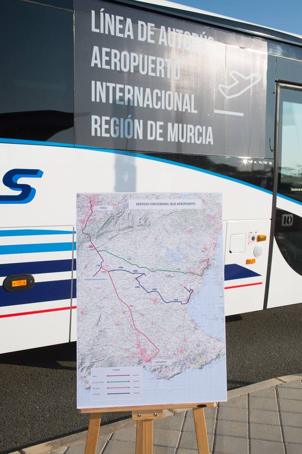 Patricio Valverde avanzó que «se está cerrando el cuadrante de los vuelos de verano, por lo que se reajustarán las líneas de autobús con los destinos propios de esta época del año, en la que se incrementa el número de visitantes a la Región».