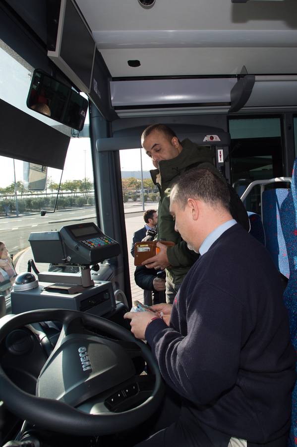 Patricio Valverde avanzó que «se está cerrando el cuadrante de los vuelos de verano, por lo que se reajustarán las líneas de autobús con los destinos propios de esta época del año, en la que se incrementa el número de visitantes a la Región».