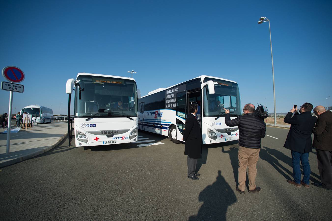 Patricio Valverde avanzó que «se está cerrando el cuadrante de los vuelos de verano, por lo que se reajustarán las líneas de autobús con los destinos propios de esta época del año, en la que se incrementa el número de visitantes a la Región».