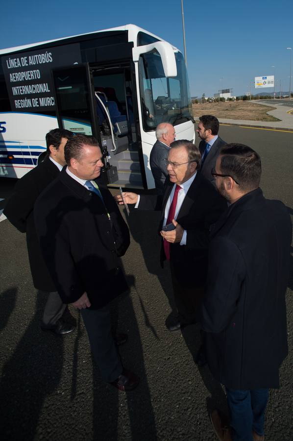 Patricio Valverde avanzó que «se está cerrando el cuadrante de los vuelos de verano, por lo que se reajustarán las líneas de autobús con los destinos propios de esta época del año, en la que se incrementa el número de visitantes a la Región».