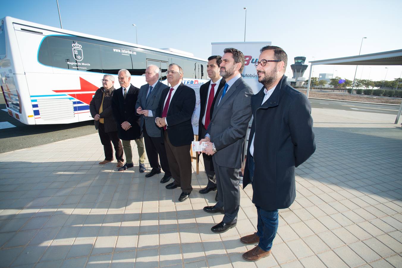 Patricio Valverde avanzó que «se está cerrando el cuadrante de los vuelos de verano, por lo que se reajustarán las líneas de autobús con los destinos propios de esta época del año, en la que se incrementa el número de visitantes a la Región».