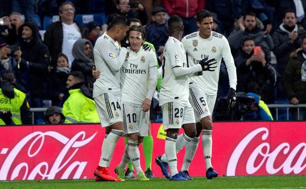 Los jugadores del Real Madrid celebran el gol de Casemiro