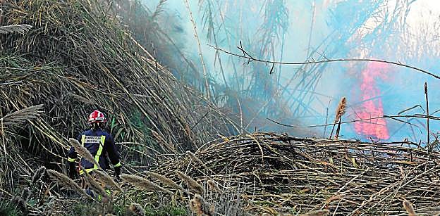 Aparatoso fuego de matorrales en Murcia