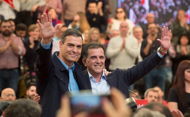 Pedro Sánchez y José Antonio Serrano, en el acto de la presentación de la candidatura a la alcaldía de Murcia. 