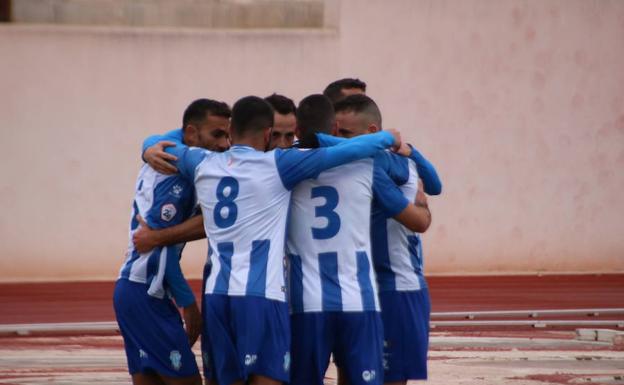 Los jugadores del FC Jumilla celebran uno de los dos goles.