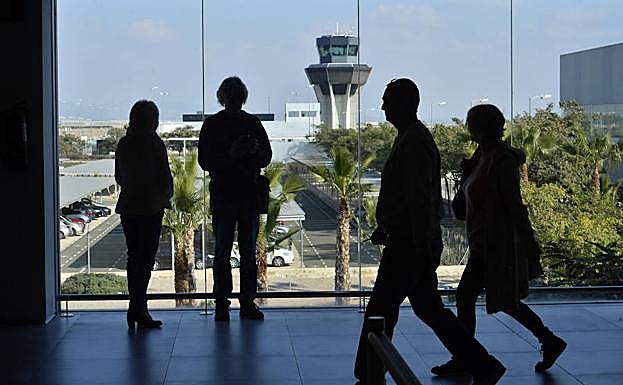 Curiosos observando la torre de control del aeropuerto de Corvera. 