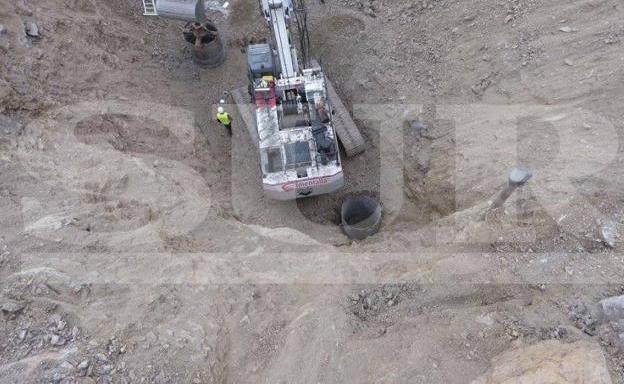 Imagen de la zona de excavación del pozo de rescate que se ejecuta a escasos metros del más estrecho, a la derecha, en el que cayó el pequeño.