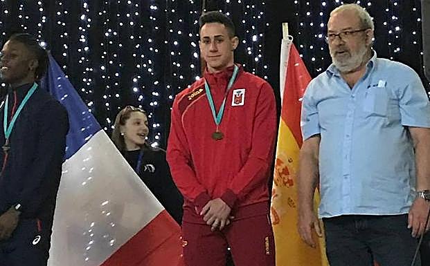 Sergio López, en el podio, con la medalla de bronce.