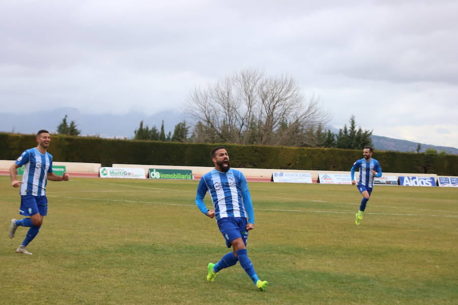 El penalti, ejecutado por Álvarez y una falta, muy bien lanzada por Miquel, sirvieron para remontar el adverso marcador de 0-1 que favorecía al Linense