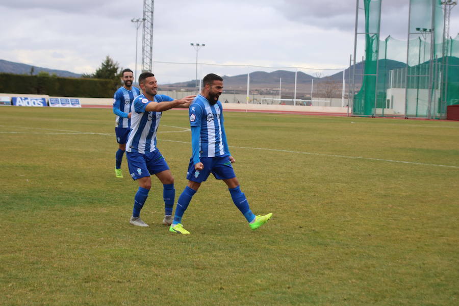 El penalti, ejecutado por Álvarez y una falta, muy bien lanzada por Miquel, sirvieron para remontar el adverso marcador de 0-1 que favorecía al Linense