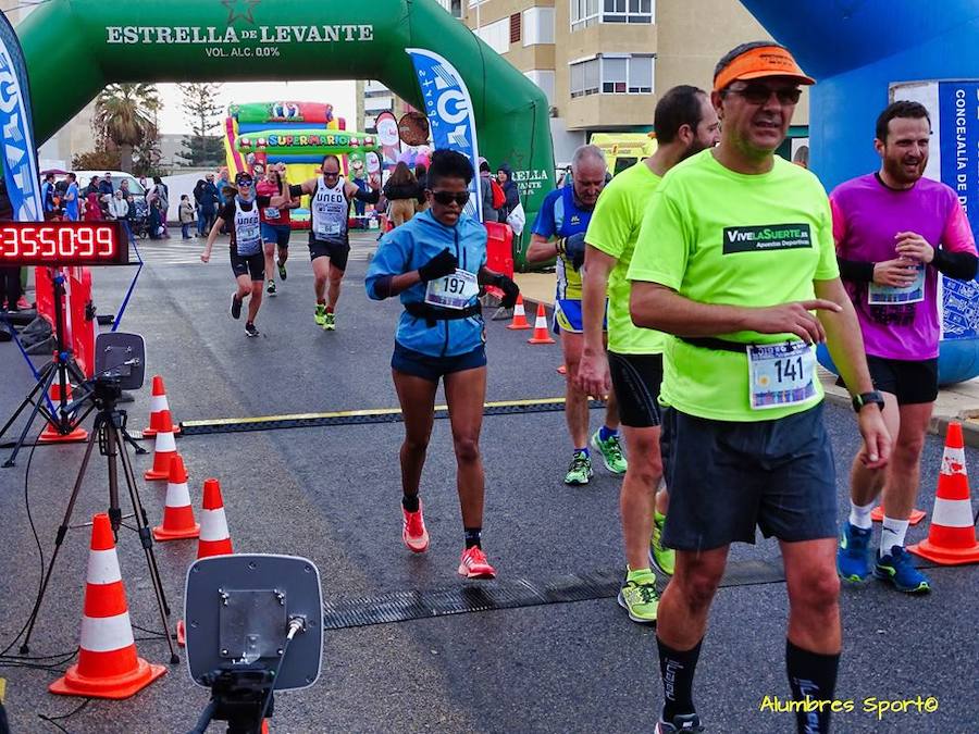 El corredormdel UCAM Cartagena se lleva la II Carrera Popular Virgen del Mar con un tiempo de 24.27 minutos, por los 28.10 para su compañera de club