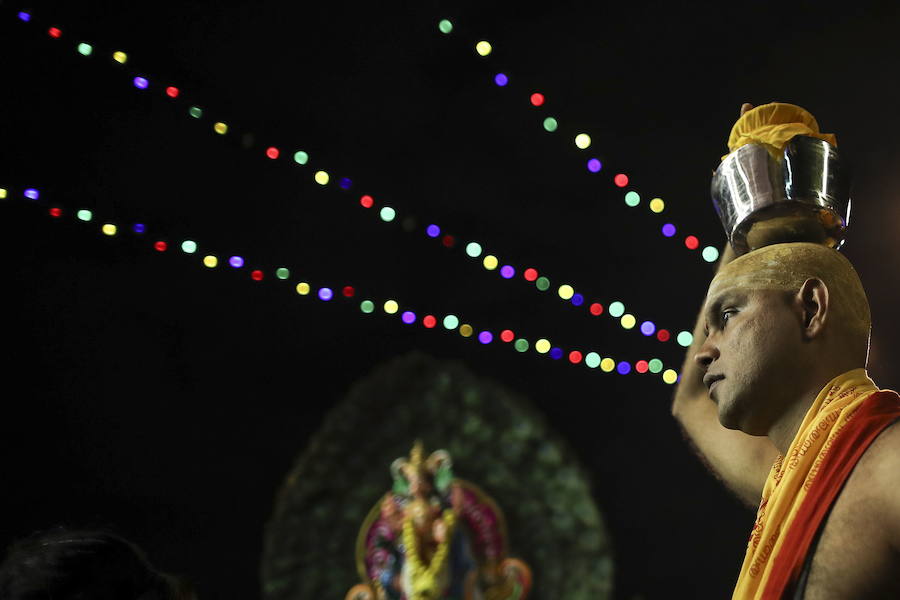 Los devotos del dios hindú Murugan celebran el Taipusam. Es un festival importante de la comunidad Tamil. Los devotos llevan kavadi, o cargas físicas, y participan en una larga procesión, a menudo comenzando antes del amanecer, para honrar al dios hindú Murugan y pedir favores o perdón.