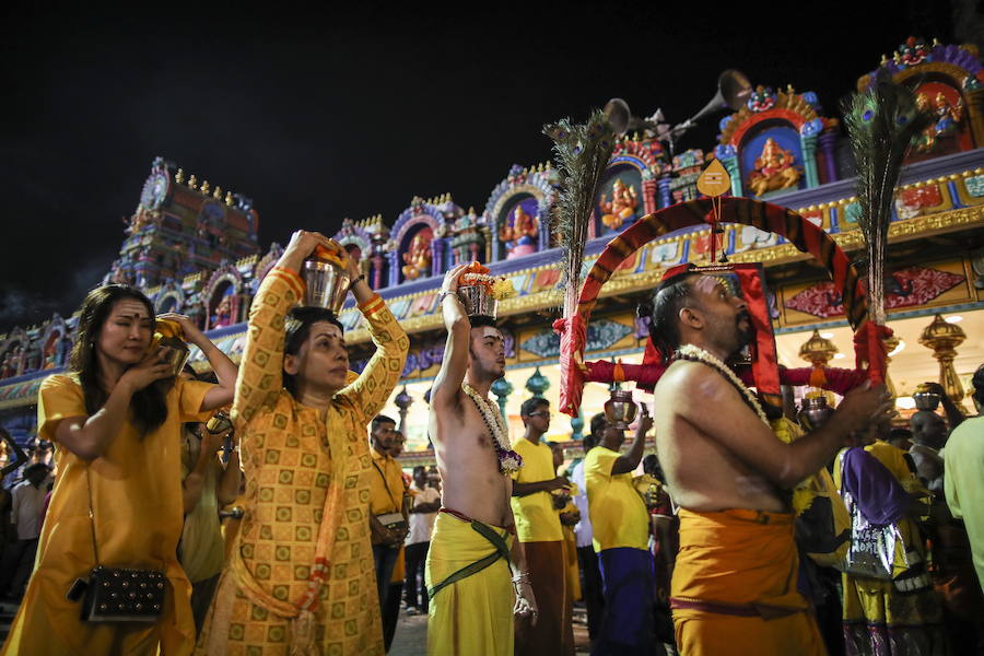 Los devotos del dios hindú Murugan celebran el Taipusam. Es un festival importante de la comunidad Tamil. Los devotos llevan kavadi, o cargas físicas, y participan en una larga procesión, a menudo comenzando antes del amanecer, para honrar al dios hindú Murugan y pedir favores o perdón.